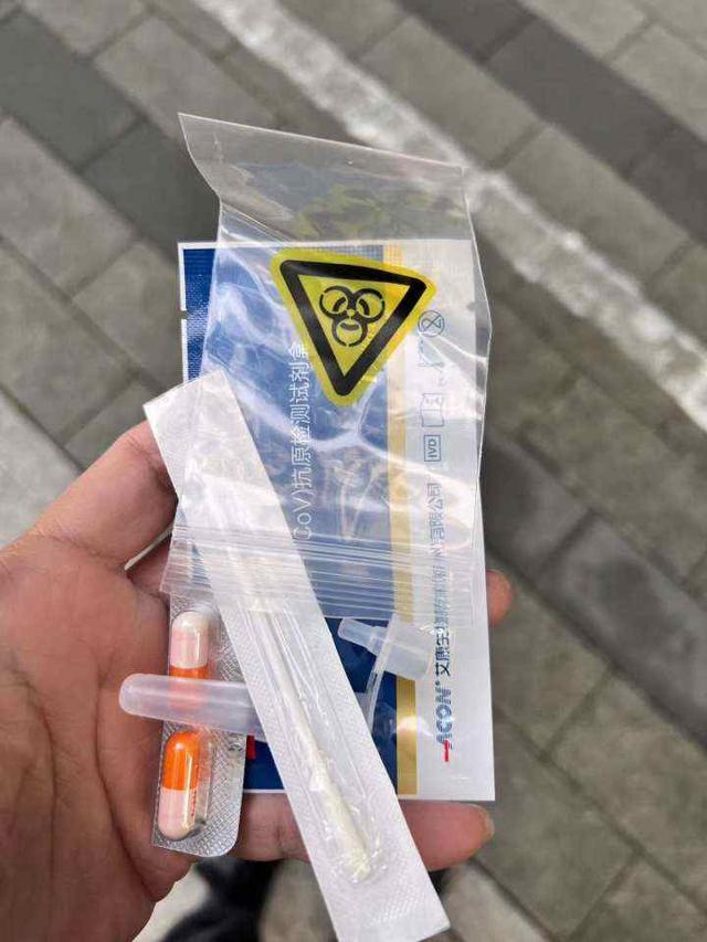 跑遍藥店為鄰居買到酒精，凌晨冒雨為孕婦送退燒藥