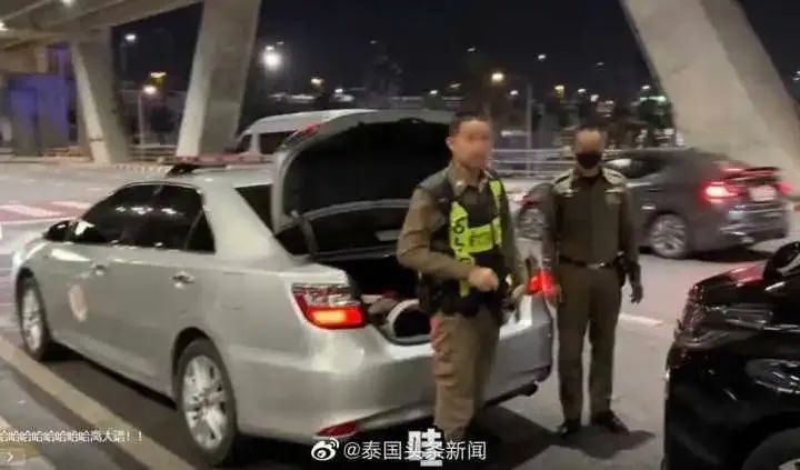 中國女游客稱在泰國買到警車接機(jī)服務(wù)，還能加錢預(yù)定警車開道？泰國警方回應(yīng)