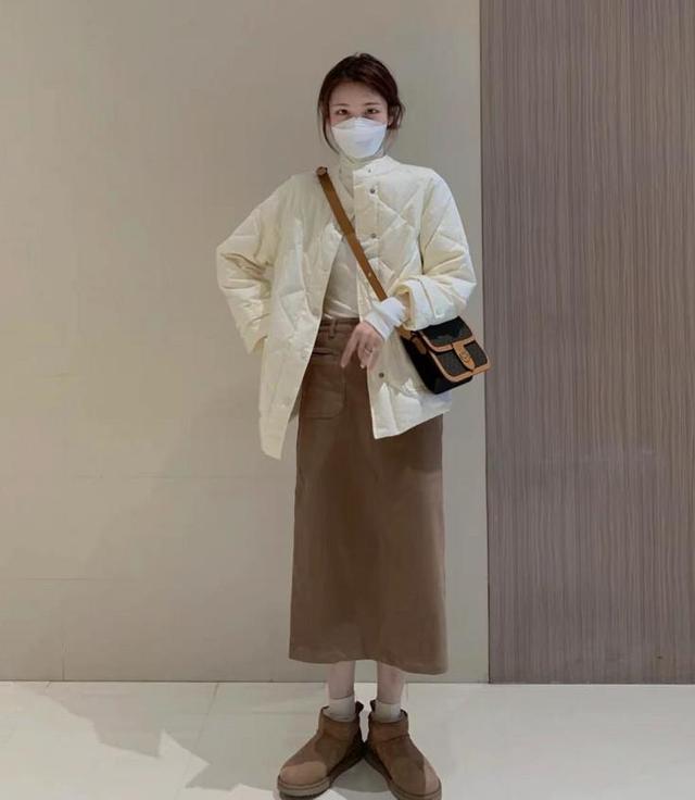 奶白色棉服+淺咖色半身裙.jpeg