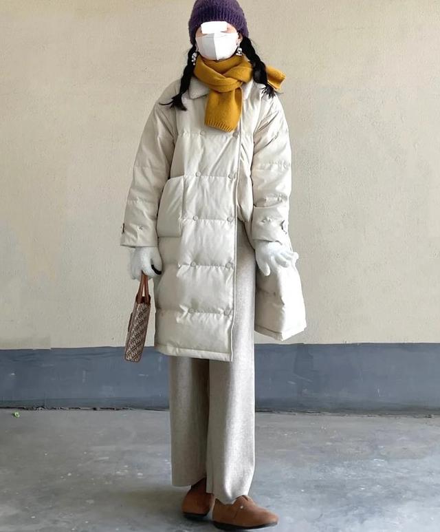 中長(zhǎng)款棉服+灰色運(yùn)動(dòng)褲.jpeg