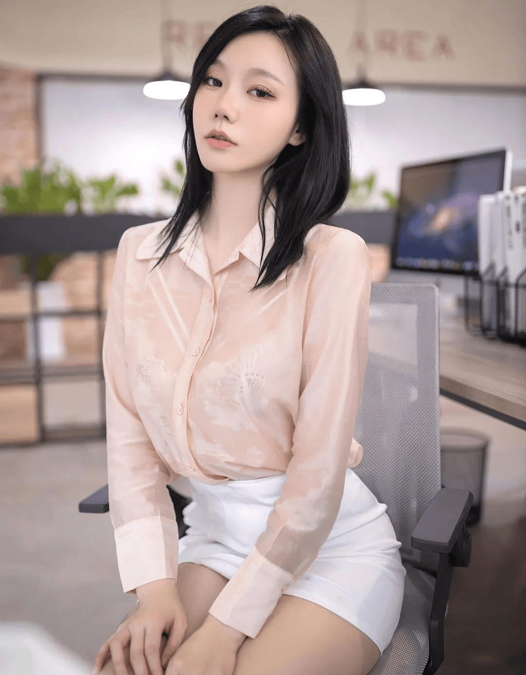 透明粉色魅力：半濕襯衫與緊身短褲的迷離風(fēng)情
